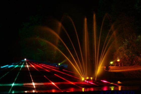Fontaines_oranges_avec_lasers