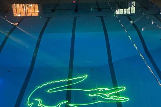 Lacoste_logo_projection_laser_piscine
