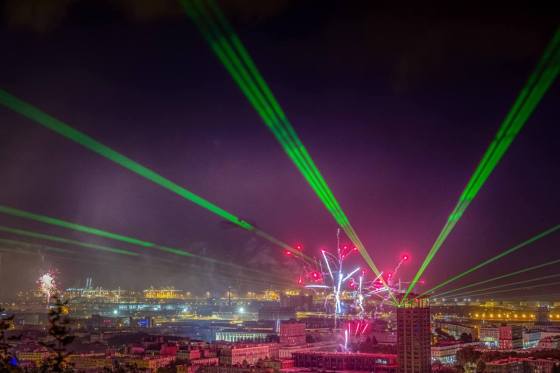 Show_laser_show_au_dessus_de_la_ville