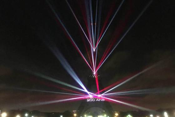 Show_laser_show_volumetrique_tour_eiffeil