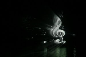 Europe Évènement - Photo d'une note de musique blanche projetée sur un écran d'eau