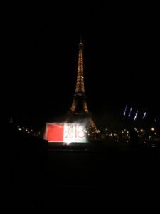 Europe Évènement - Photo de dates projetées sur un écran d'eau devant la tour Eiffel