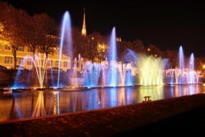 Europe Évènement - Photo de jets d'eau bleus, violets et oranges