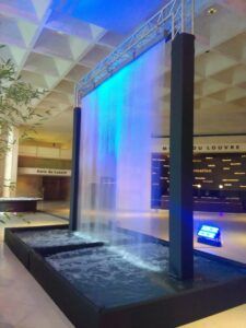 Europe Évènement - Photo d'un rideau d'eau bleu à l'intérieur du musée du Louvres