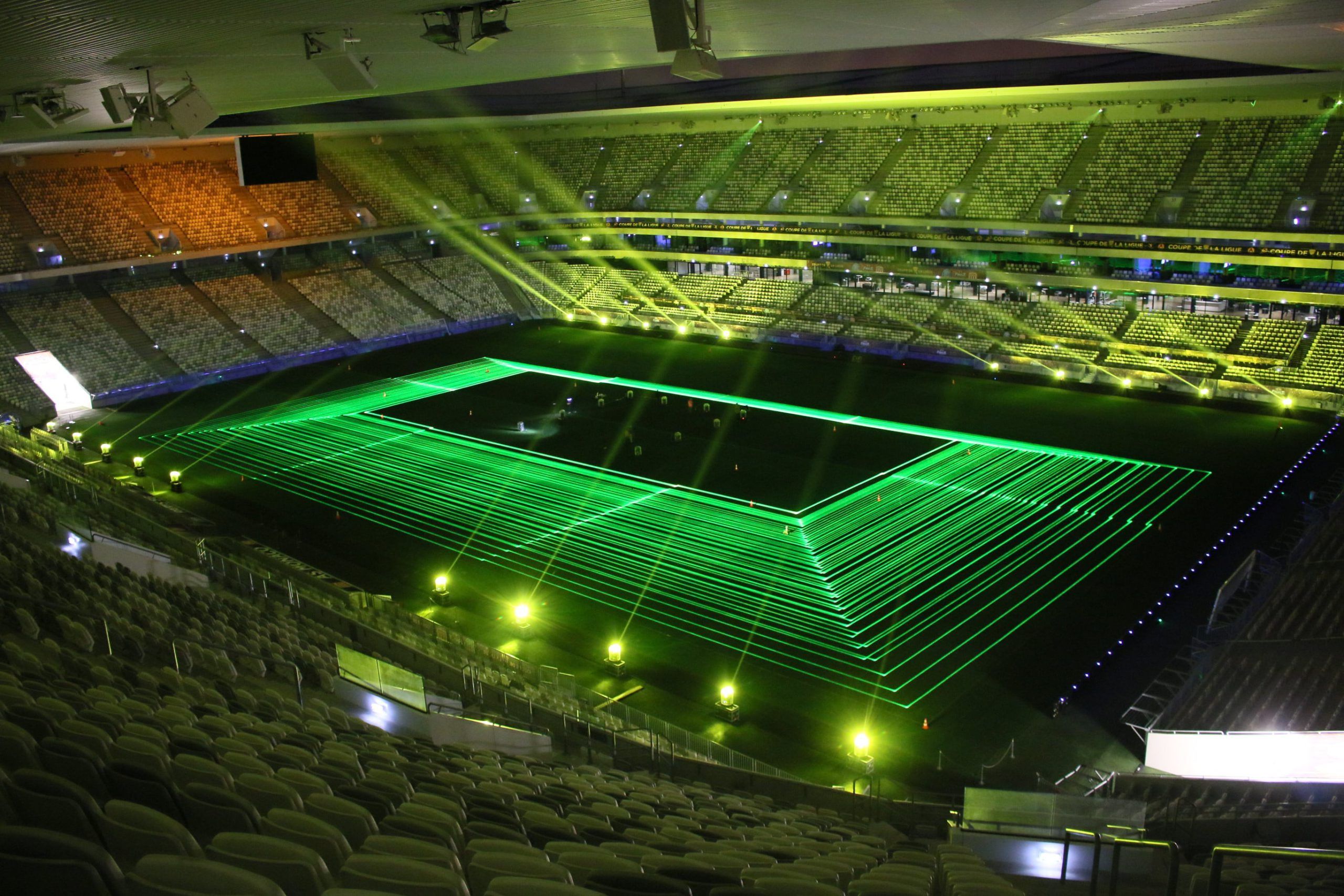 Europe Évènement - Sport Events Mapping - Photo of a stadium with green lines projected in the center