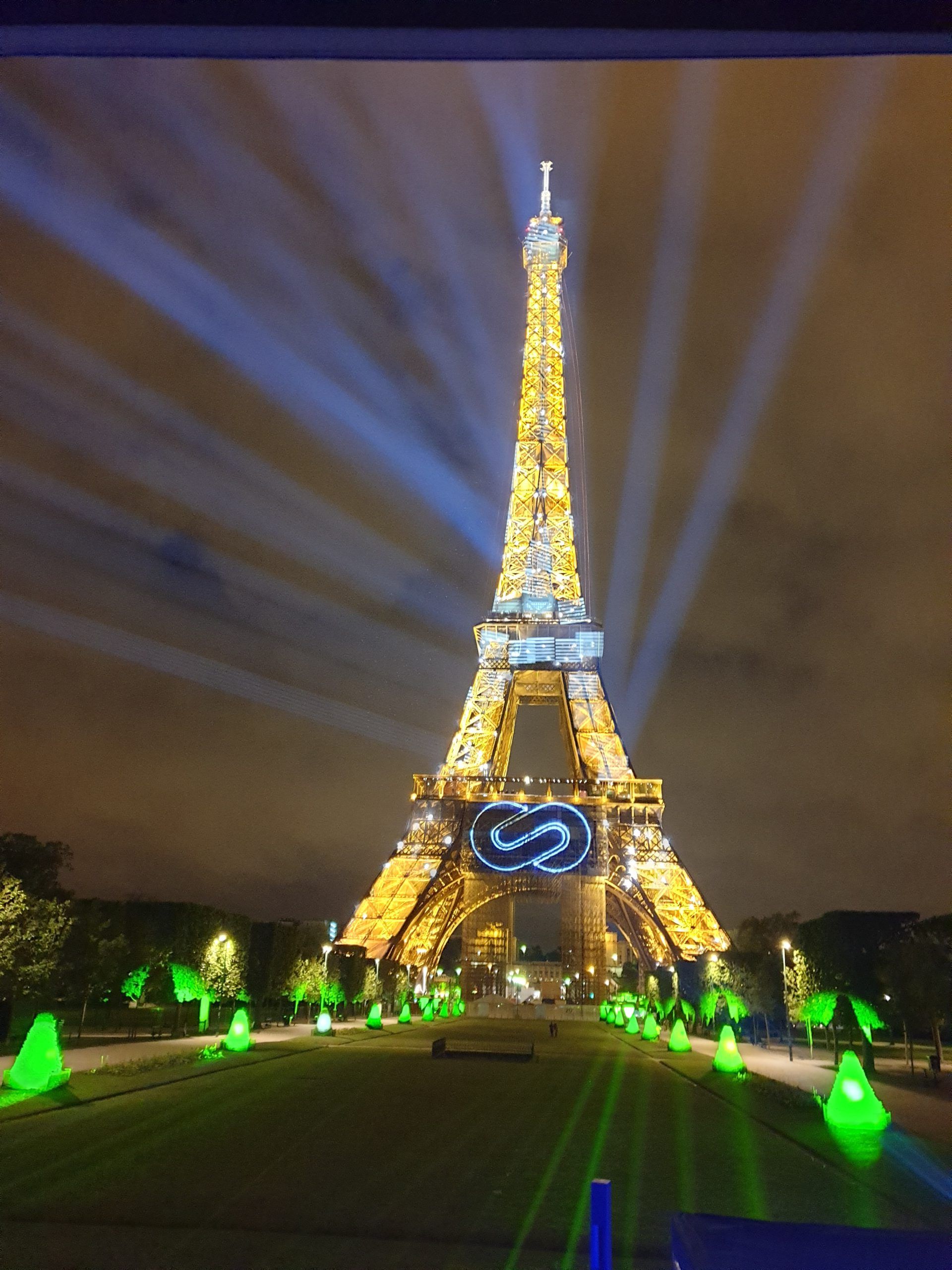 Animations projections - Photo of the Eiffel Tower with a laser projection of a hydrogen logo in the middle