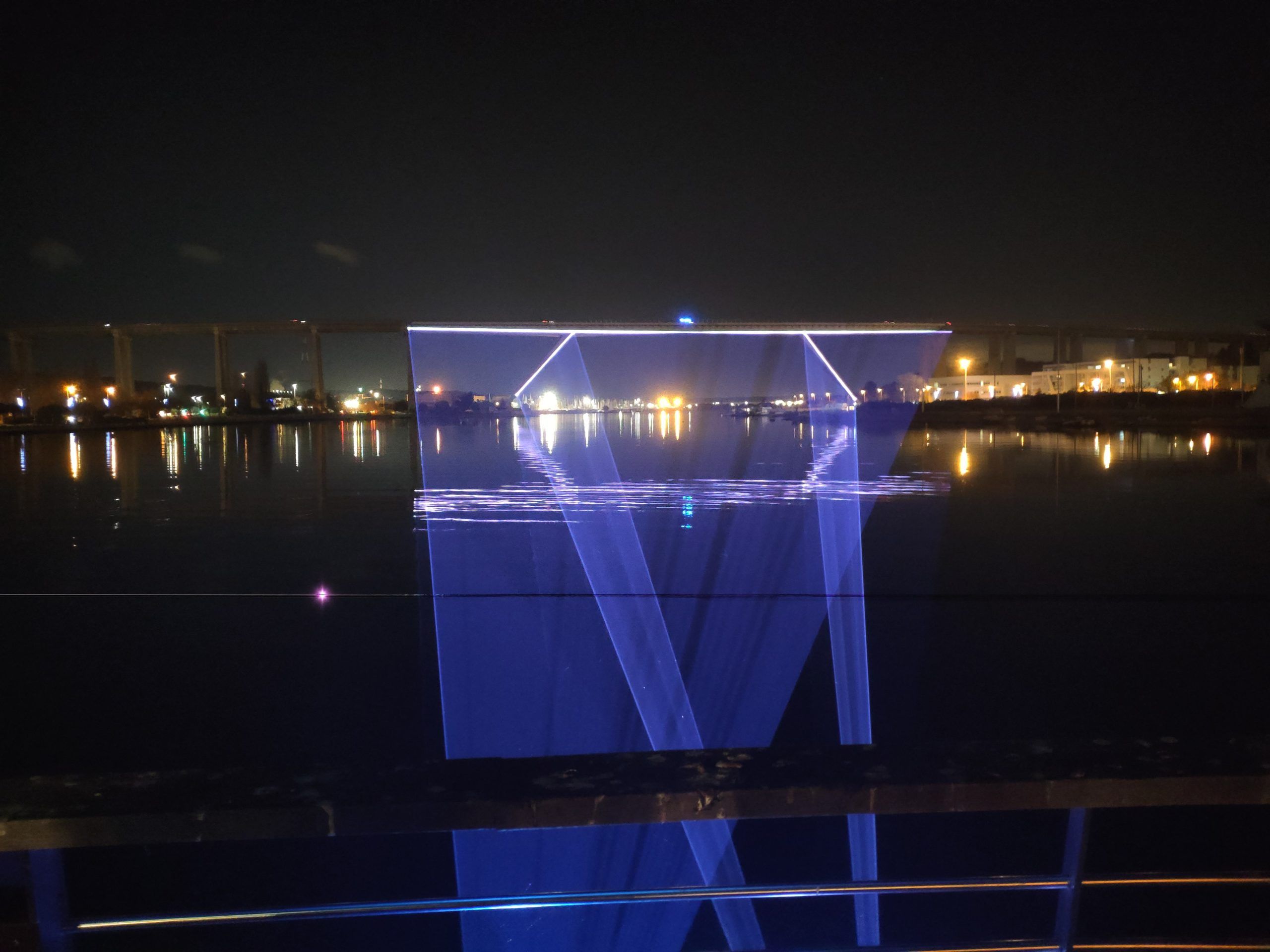 Photo of the Martigues viaduct with laser contour tracing