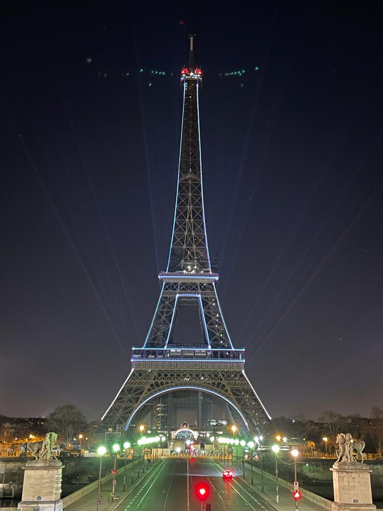 Europe Évènement - Photo of the Eiffel Tower with outline projection for Yves Saint-Laurent