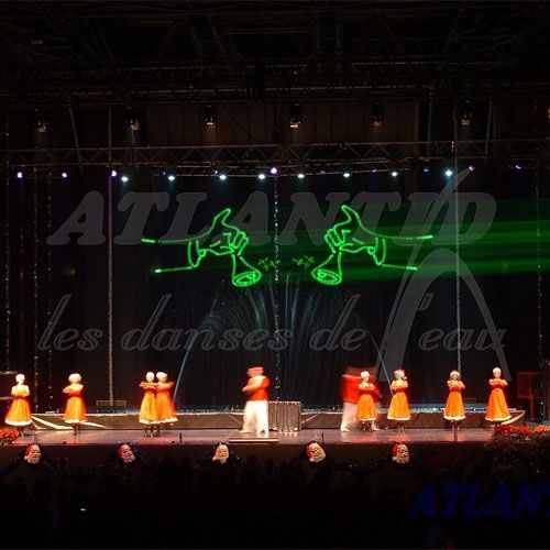 Europe Évènement - Photo de personnes qui dansent avec des fontaines et de la projection d'illustration de noël sur écran d'eau