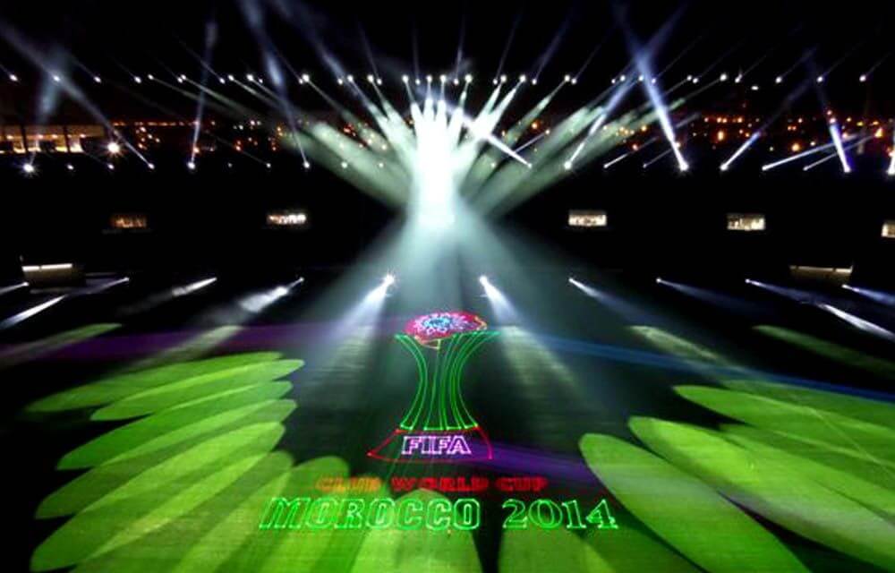 Europe Évènement - Photo d'un stade de nuit avec projection de lumières et lasers au milieu et du logo Fifa Maroc
