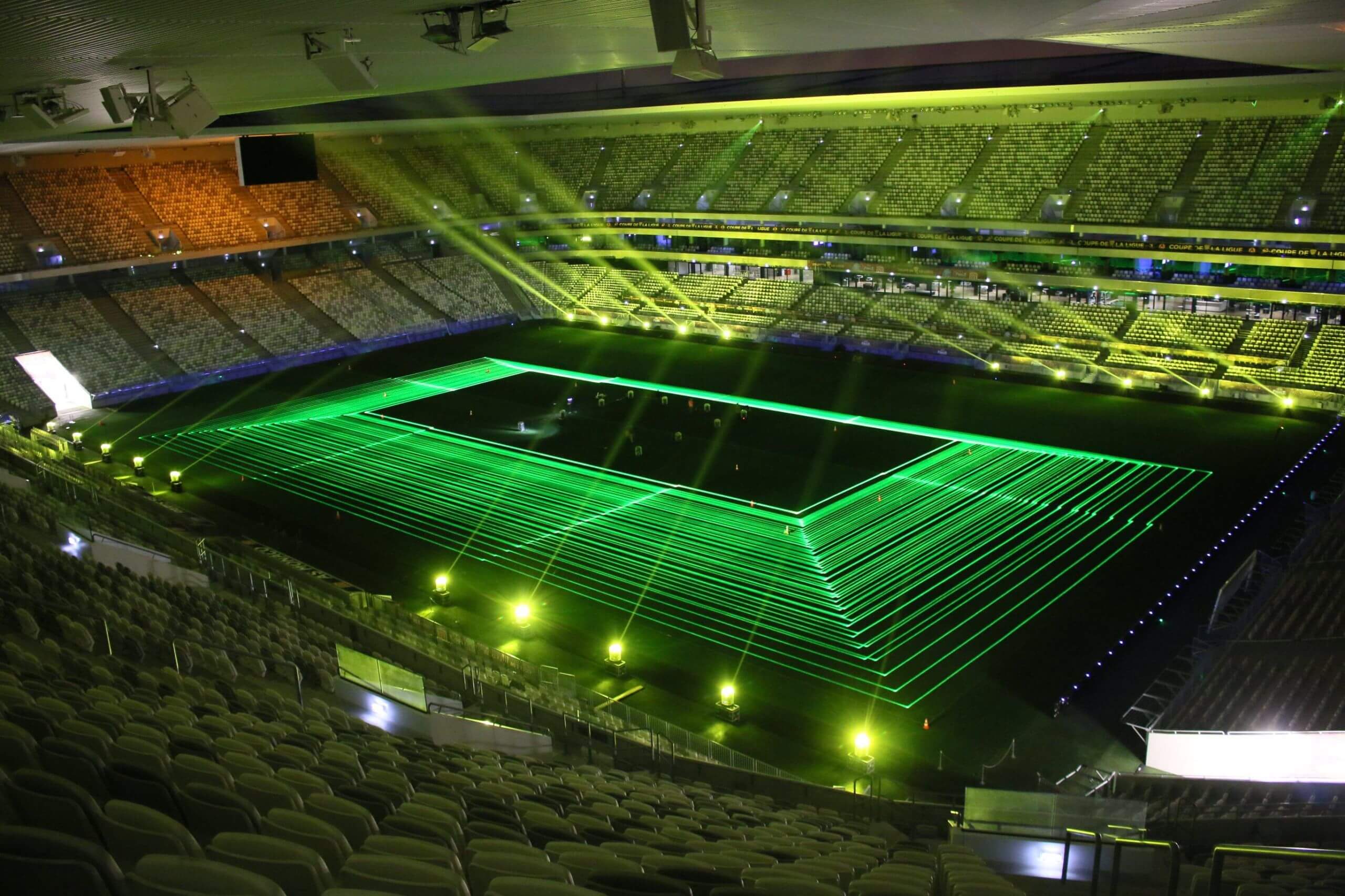 Europe Évènement - Photo d'un stade avec des lignes vertes de projetées au centre