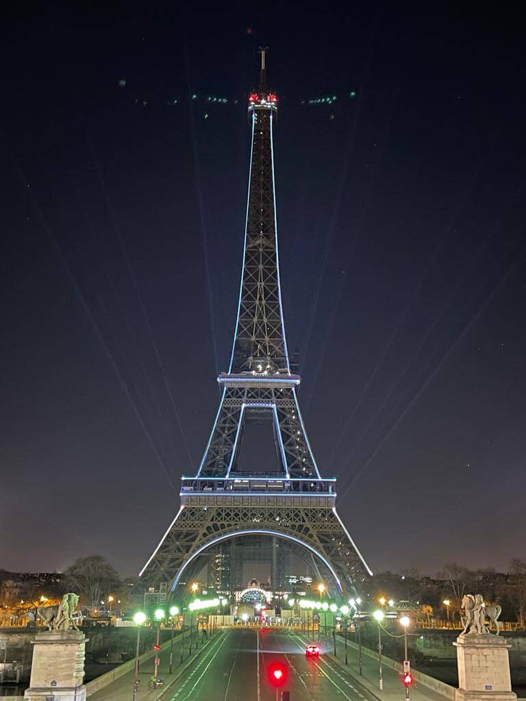 Europe Évènement - Photo d'un mapping monument de la Tour Eiffel avec projection des contours pour Yves Saint-Laurent