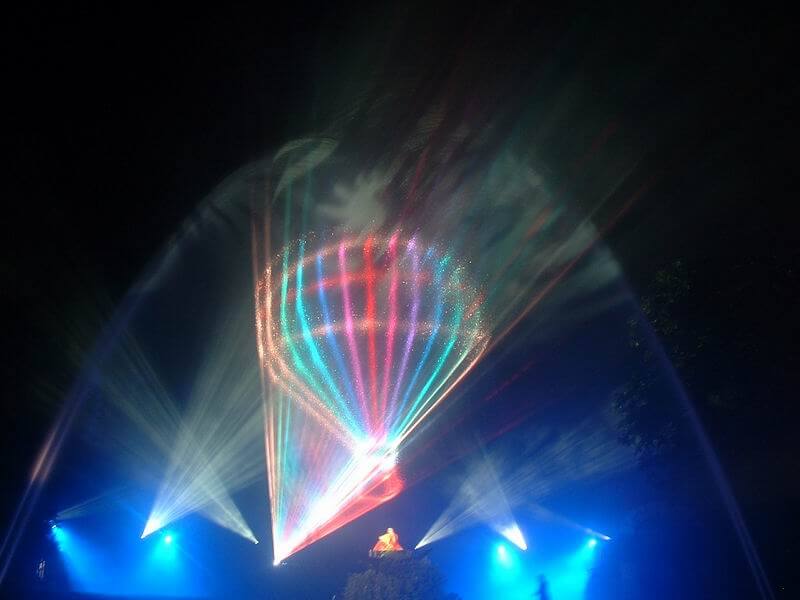 Europe Évènement - Photo d'une montgolfière dessinée à l'aide de faisceaux lasers multicolores et projection de jets d'eau