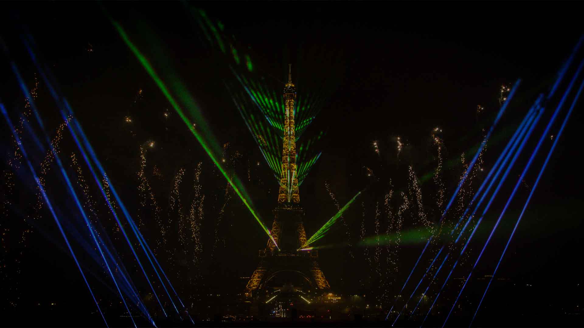 Europe Évènement - Photo de la tour Eiffel avec projection de lasers bleus et verts sur les côtés