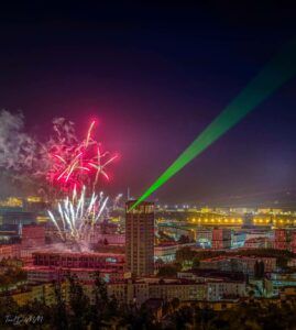 Europe Évènement - Green laser beam projection over the city of Le Havre