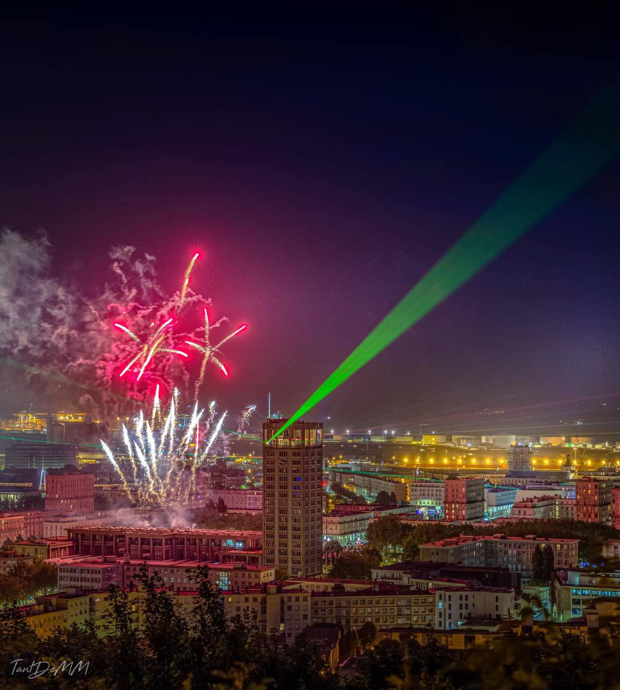 Europe Évènement - Green laser beam projection over the city of Le Havre