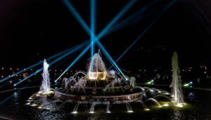 Europe Évènement - Show personnalisé - Photo d'une fontaine avec projection de lasers et de lumières au nocturne électro 2021