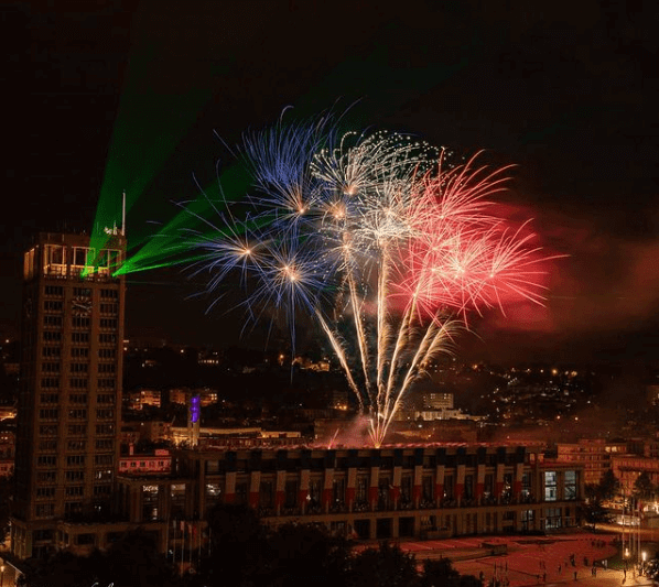Europe Évènement - Show au-dessus de la ville du Havre avec des projections lasers et feu d'artifice