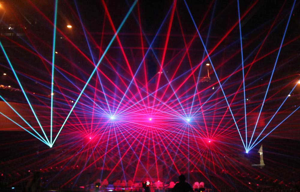 Europe Évènement - Show laser d'une salle avec projection de lasers rouges et bleus