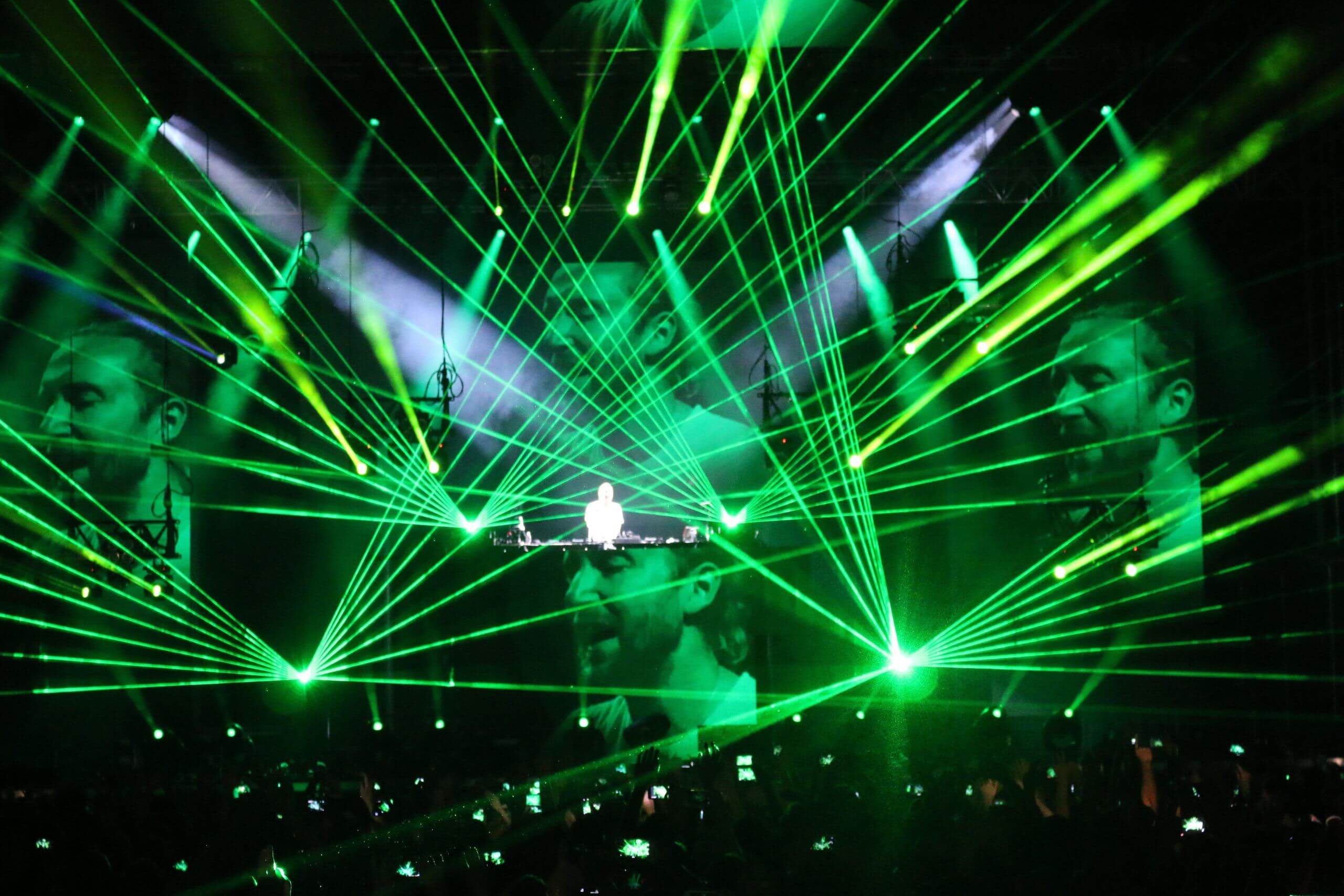 Europe Évènement - Show festival - Photo d'un concert du DJ David Guetta avec faisceaux lasers verts autour de lui