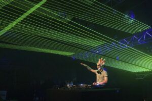 Europe Évènement - Photo d'un DJ Boris Brejcha avec des barres lasers projetés au-dessus de lui