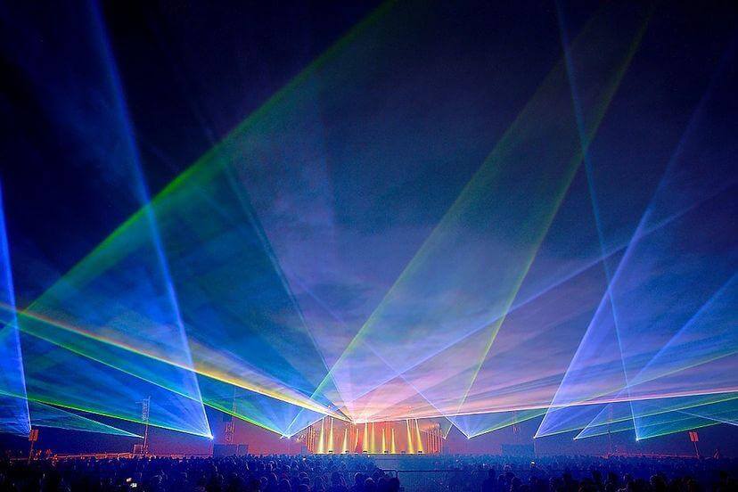 Europe Évènement - Show volumétrique - Photo d'un spectacle en extérieur avec faisceaux lasers bleus, verts et oranges et passent au-dessus du public à Saint-Cloud