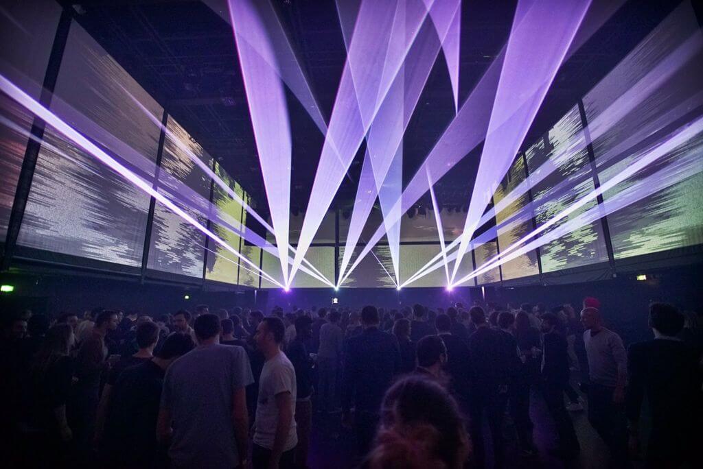 Europe Évènement - Photo of a concert with purple laser beams crossing the room