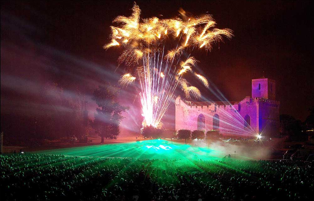 Europe Évènement - spectacle laser - Photo d'un château fort éclairé de nuit par des effets lasers et des feux d'artifices