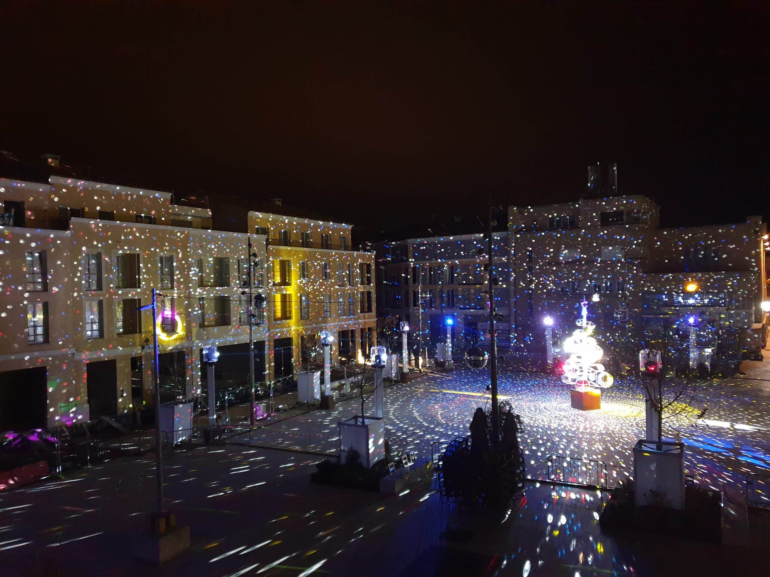 Europe Évènement - Photo d'une place avec un sapin en boules à facettes au centre et des lasers projetant dessus à Antibes