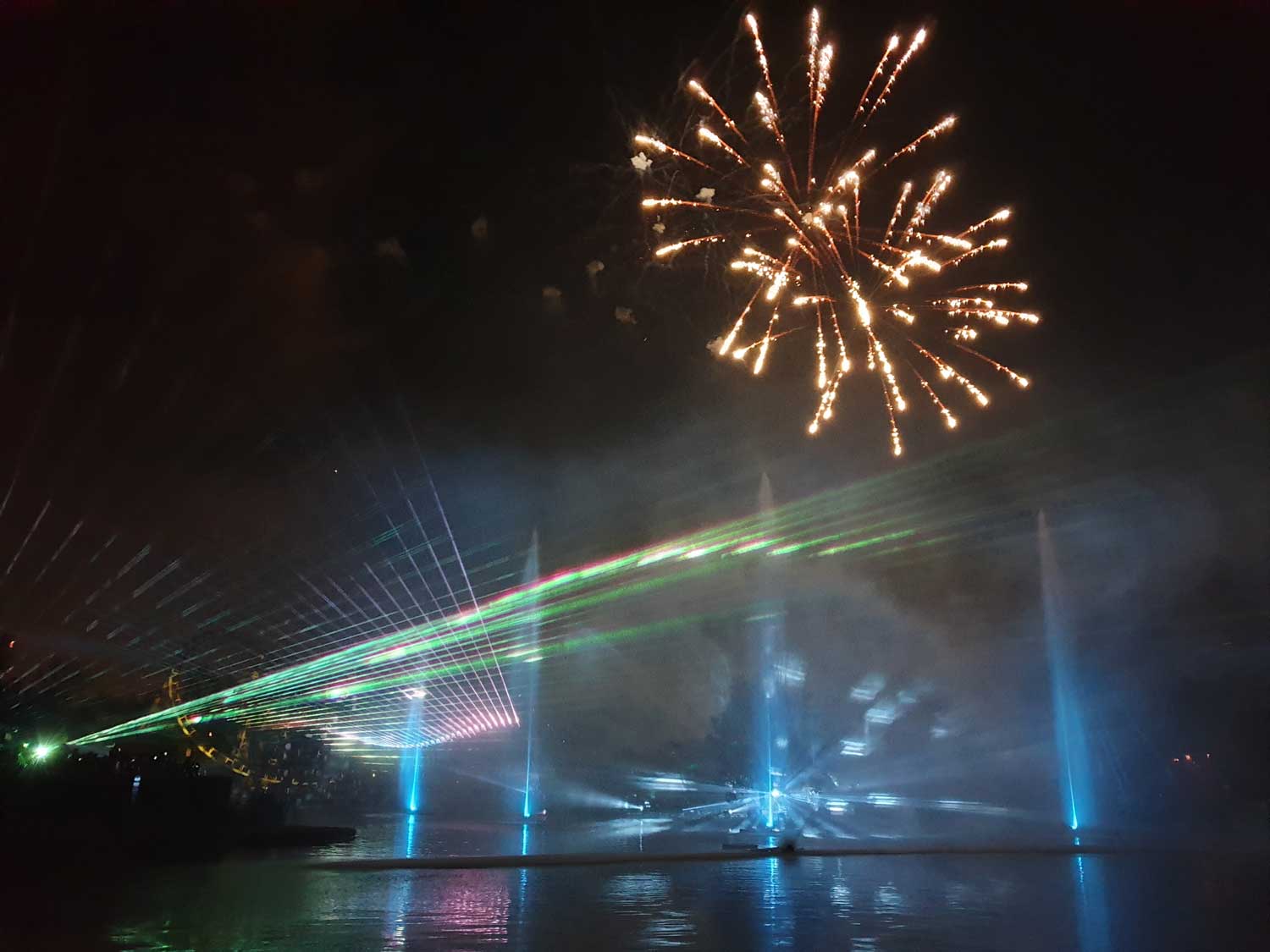 Europe Évènement - Photo d'effets laser avec des feux d'artifices d'un show laser à Astérix