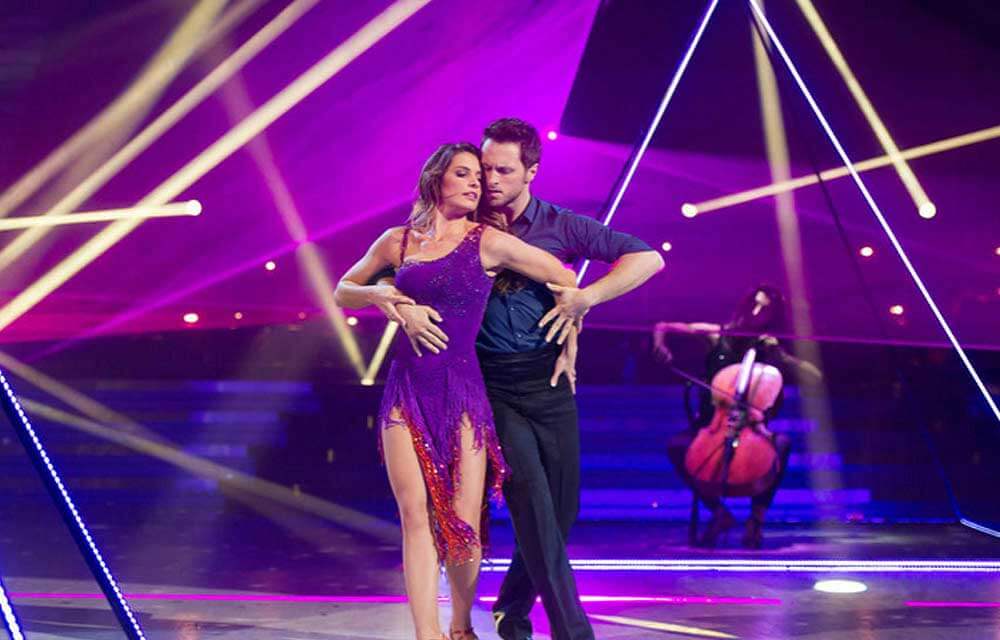 Europe Évènement - Photo d'un plateau télé de danse avec deux danseurs au milieu et des effets lasers projetés autour d'eux