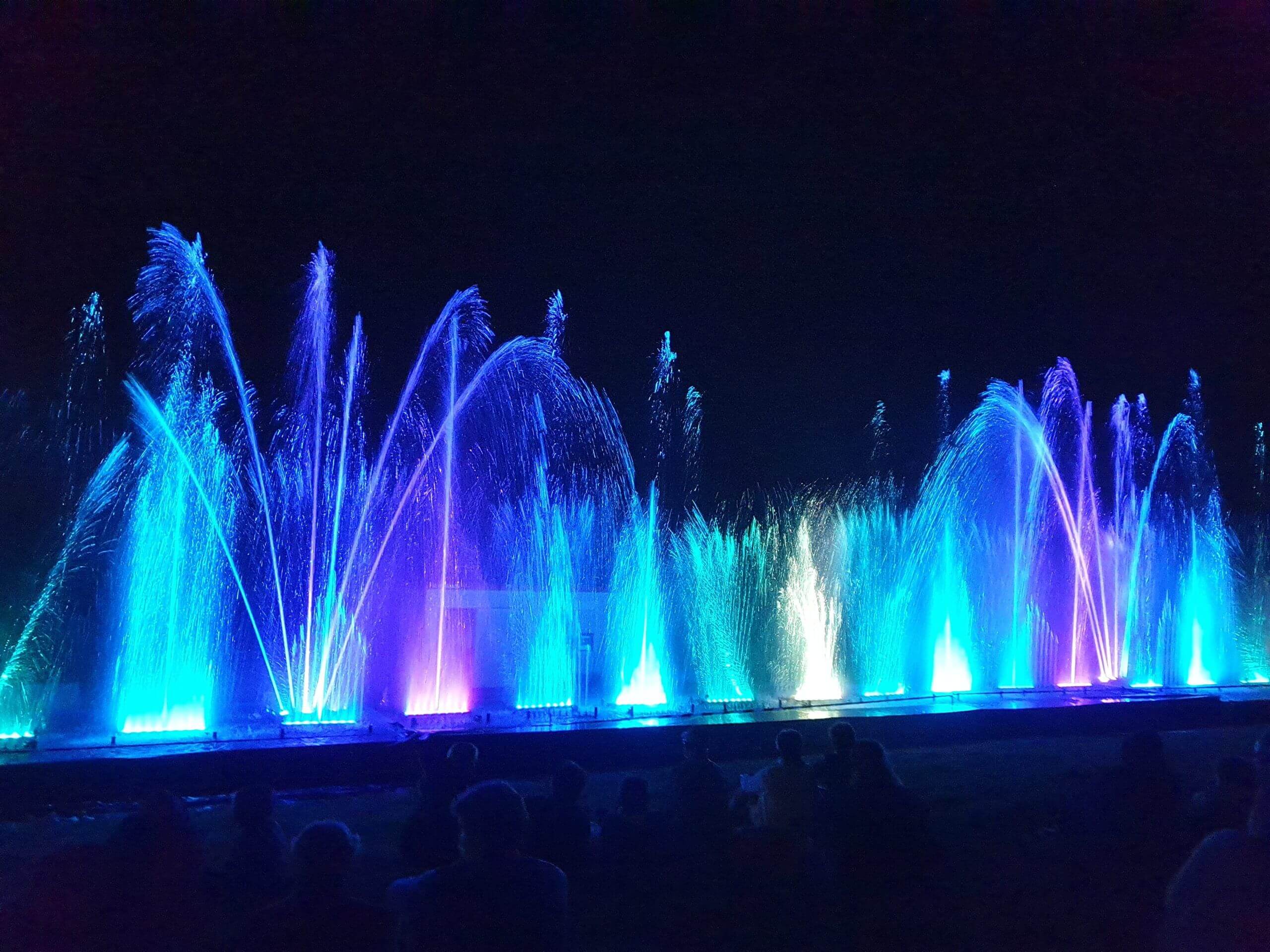 Europe Évènement - spectacle laser - Photo de jets de fontaines bleus, roses et blancs