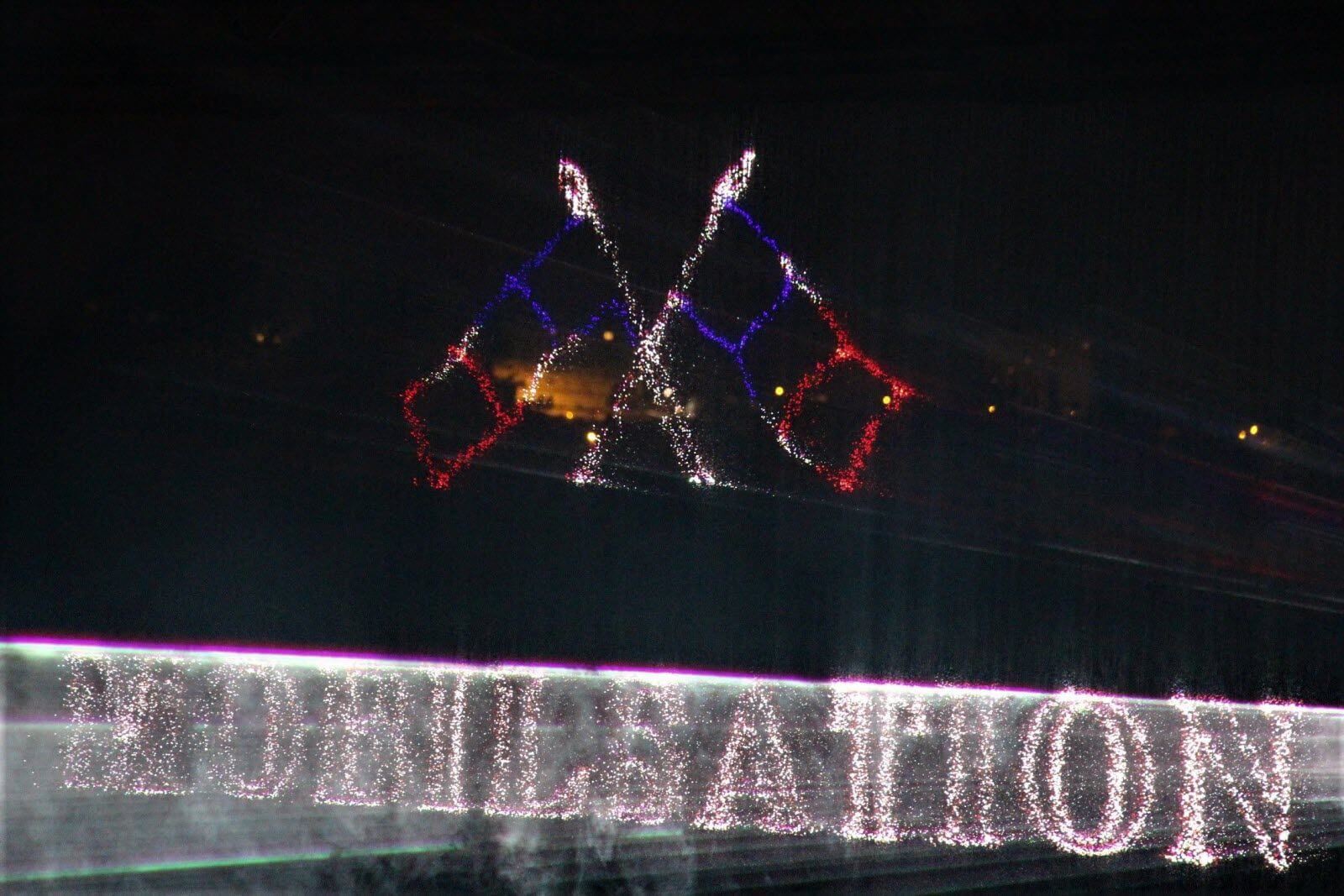 Europe Évènement - Projection de drapeaux en hologrammes laser avec écrit en dessous Mondialisation à l'occasion du centenaire de l'armistice.
