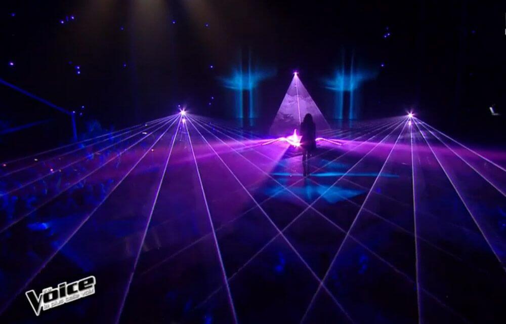 Europe Évènement - Photo d'un plateau télé d'une émission de chant avec des effets lasers violets.