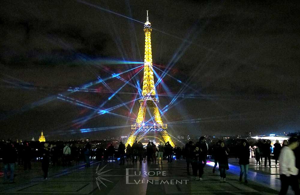 Europe Évènement - Photo d'un show laser de la tour Eiffel éclairée de nuit avec effets lasers bleus