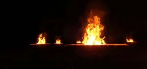 Image de vasques avec de nombreuses flammes 